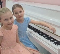 Фортепианный дуэт. Хмелевцева Ульяна и Хмелевцева Эвелина